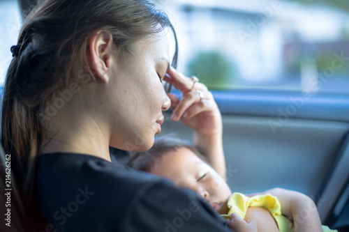 Cuadros en Lienzo Tired stressed mother holding baby