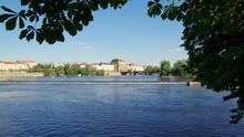 Wełtawa Przepływająca Przez Stolicę Czech, Pragę - Most Legii Oraz Gmach Teatru Narodowego Przy Rzece