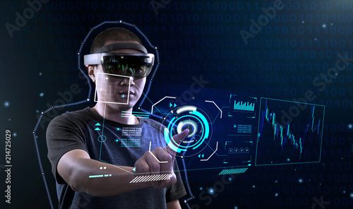 Cuadros en Lienzo University student trying Virtual Reality with Microsoft hololens | Controlling