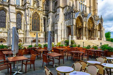 Fototapete - Old street with Chartres Cathedral and tables of cafe in a small town Chartres, France