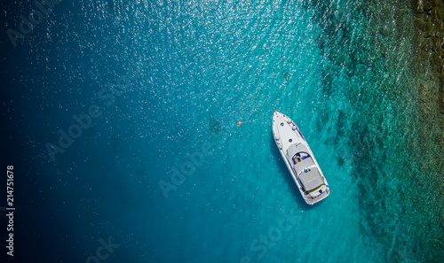 Fotografía Luxury small yacht anchoring in shallow water