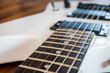 Weiße Heavy E-Gitarre auf braunem Hintergrund