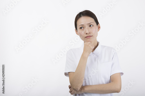 顎に手を当てて困った表情をする白衣を着た女性 Stock Photo Adobe Stock 顎に手を当てて困った表情をする白衣を着た女性 Stock Photo Adobe Stock