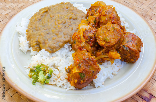 Assiette Creole Traditionnelle Rougail Saucisses Riz Lentilles