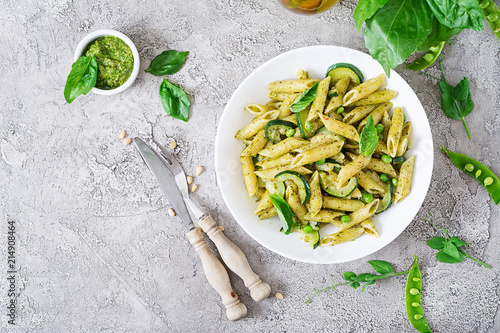 Fotografía Penne pasta with pesto sauce, zucchini, green peas and basil