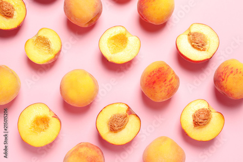 Cuadros en Lienzo Flat lay composition with ripe peaches on color background