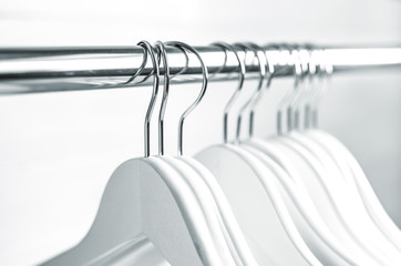 Chaotically places hangers on the rack