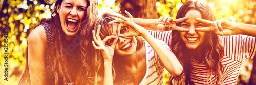 Fotomural Portrait of happy friends taking selfie