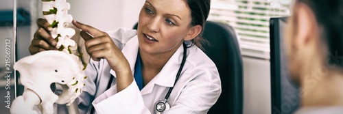 Fotomural Female doctor pointing on a bone