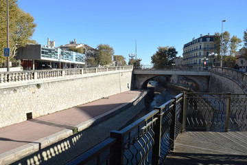 Wall Mural - Narbonne : centre-ville, le canal de la Robine à l'étiage pour le nettoyer.