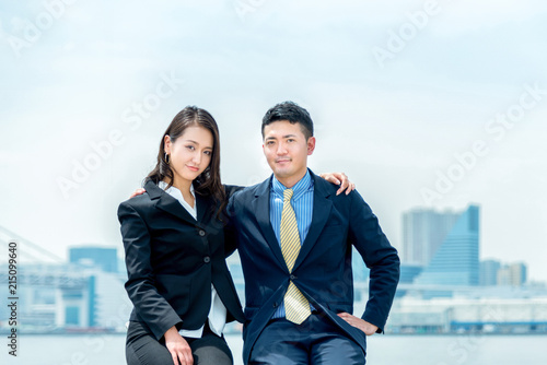 肩を組む男女 ビジネスイメージ チームワーク Stock Photo Adobe Stock 肩を組む男女 ビジネスイメージ チームワーク Stock Photo Adobe Stock