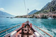 Bug eines Passagierschiffes am Gardasee. Blauer Himmel und blaues Wasser.