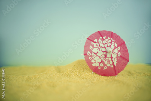 Fotografía Bodegón de paisaje minimalista de sombrilla clavada en la arena de la playa en u