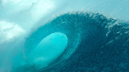 Wall Mural - CLOSE UP: Breathtaking barrel wave crashes and splashes glassy ocean water.