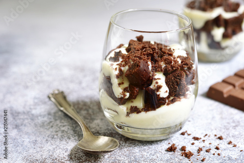 Fotomural No baked chocolate cheesecake or trifle in a glass.