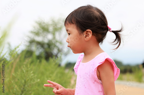 2歳の女の子の横顔 Adobe Stock でこのストック画像を購入して 類似の画像をさらに検索 Adobe Stock