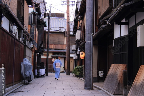 京都市祇園町の路地裏風景 着物姿女性 Stock Photo Adobe Stock