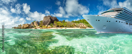 Fotografía Luxury cruise boat with tropical Seychelles island