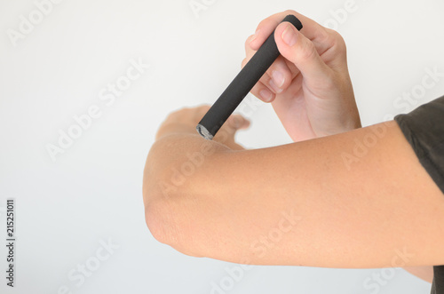 Fotomural Person holding small device over elbow held flat