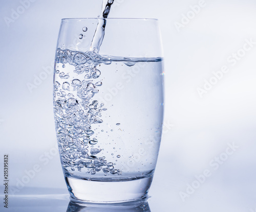 Wasserglas Mit Frischem Wasser Fullen Trinken Bei Warmen Temperaturen Buy This Stock Photo And Explore Similar Images At Adobe Stock Adobe Stock