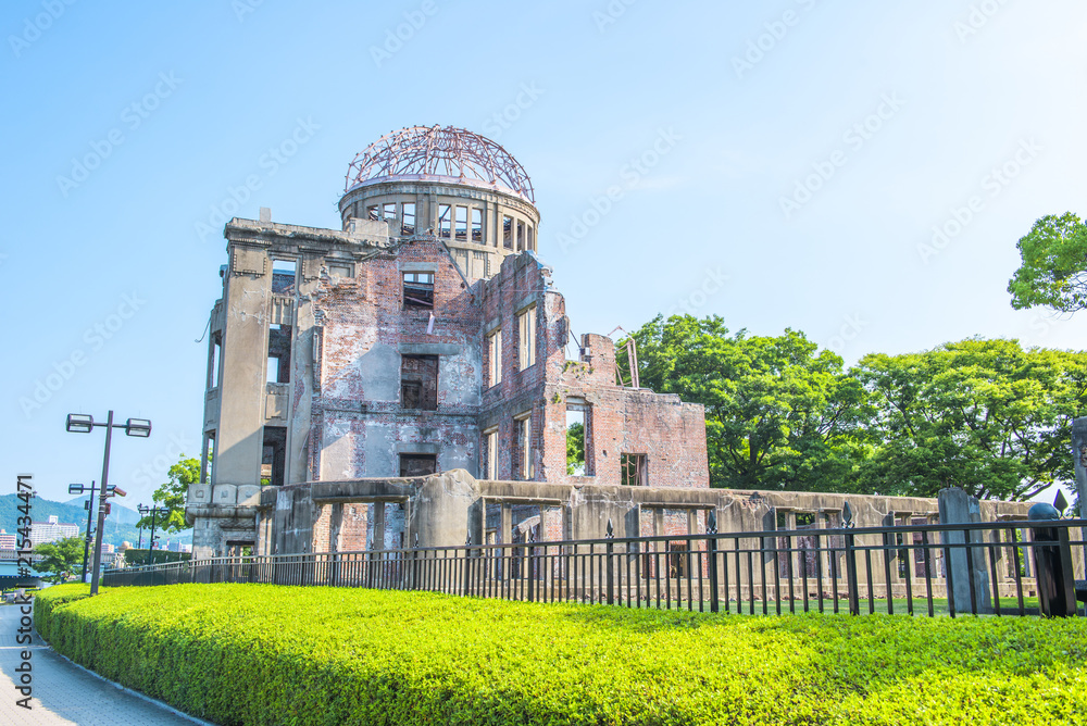 青空の広島平和記念公園