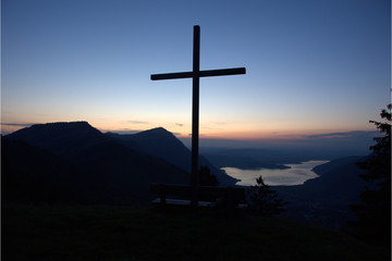 Holzkreuz über dem Zugersee