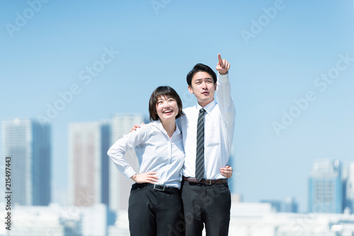 肩を組んで指をさす男女 ビジネスイメージ 目標 Stock Photo Adobe Stock 肩を組んで指をさす男女 ビジネスイメージ 目標 Stock Photo Adobe Stock