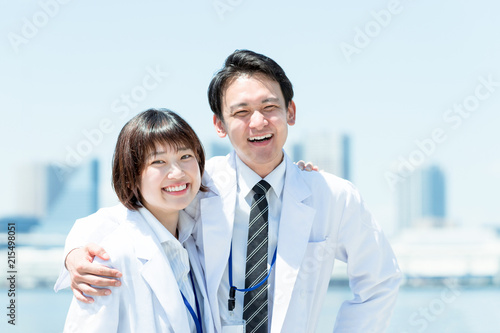 肩を組む仲の良い白衣の男女 チームワーク 仲良し 医者 Stock Photo Adobe Stock 肩を組む仲の良い白衣の男女 チームワーク 仲良し 医者 Stock Photo Adobe Stock