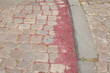 Kopfsteinpflaster, Pflastersteine mit roten Blüten