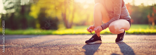 Fotomural Young woman running in the park