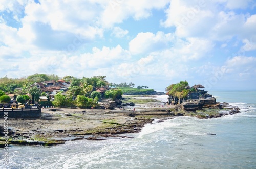Foto Beautiful Scenery of Tanah Lot Temple in the Island of Bali