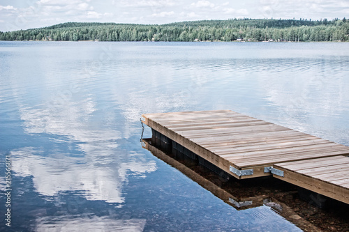Fotografía landscape of wooden dock floating in lake at sweden countryside