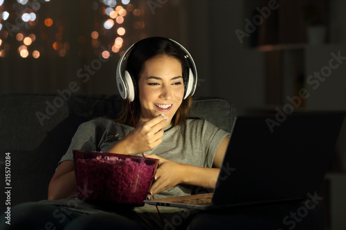 Cuadros en Lienzo Woman watching online tv in the night