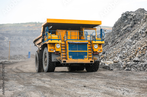 Obraz Dibond Duża wywrotka kamieniołomu. Ładowanie skały do wywrotki. Ładowanie węgla do ciężarówki. Produkcja użytecznych minerałów. Maszyny górnicze do wydobywania ciężarówek, do transportu węgla z odkrywki jako produkcja węgla.