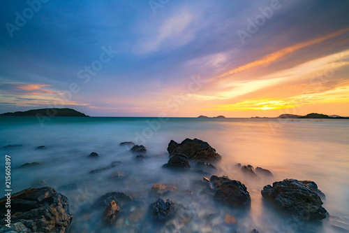 Photographie Long exposure shot of rocks on the sea at sunset