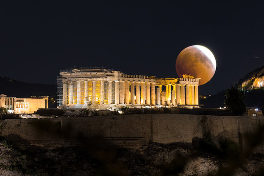 mondfinsternis hinter dem parthenon tempel der akropolis in athen, griechenland