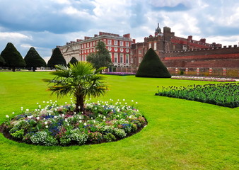 Wall Mural - Hampton Court palace in spring, London, UK