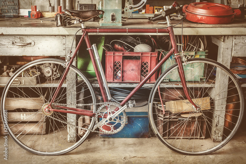 Modne obrazy  vintage-stary-rower-w-szopie