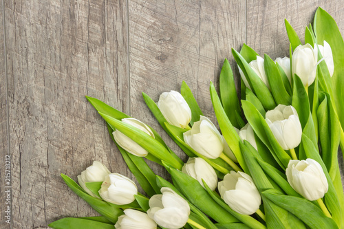 Naklejki tulipany   biale-tulipany-z-zielonymi-liscmi-na-tle-drewnianych-urodziny-dzien-matki-boze-narodzenie-v