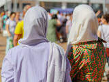Fototapeta Uliczki - Muslim girl in a scarf in the city