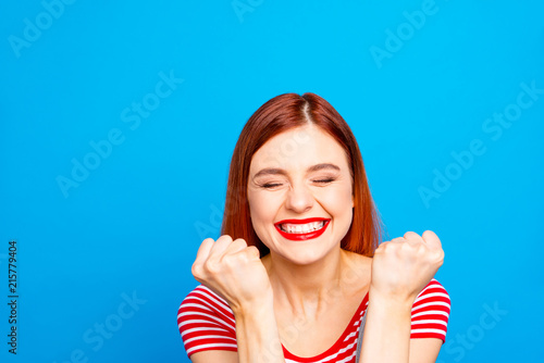 Fotografía Portrait of nice vivid girlish red straight-haired happy smiling toothy young gi