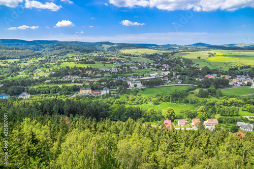 Obrazy Zielona Góra  widok-z-lotu-ptaka-na-krajobraz-wsi-w-gorskiej-dolinie-miasto-i-domy-w-przyrodzie