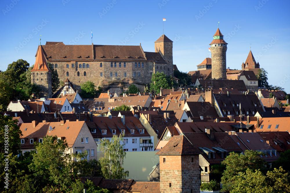Burg Kaiserburg in Nürnberg mit Altstadt im Sommer - obrazy, fototapety, plakaty 