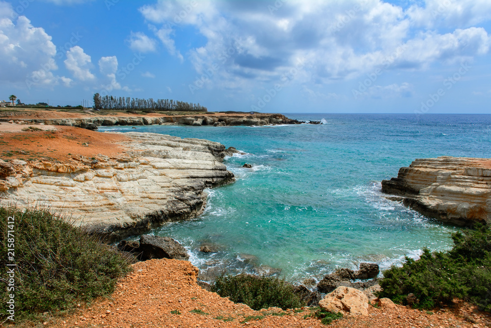 Zatoka morska z jaskiniami, Paphjos, Cypr - obrazy, fototapety, plakaty 