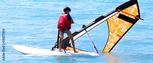 Dekoracja na wymiar  chlopiec-na-kursie-windsurfingu