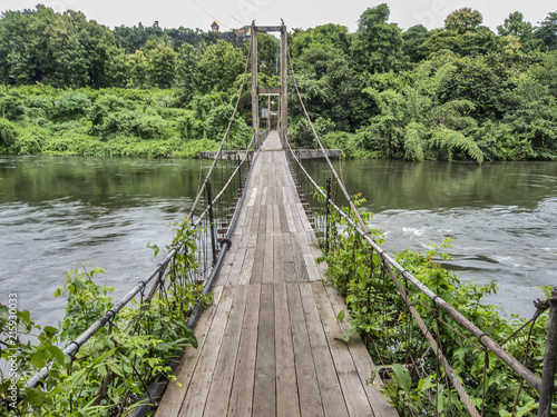 Naklejka most wiszący  most-wiszacy-nad-rzeka-kwai-noi-w-prowincji-thong-pha-phum-we-wschodniej-tajlandii