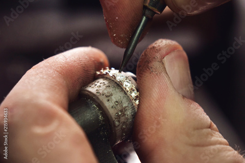 Fotografía Close up of the hands of a goldsmith while he is making a diamond ring