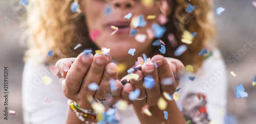 Fotografía beautiful defocused woman blow confetti from hands