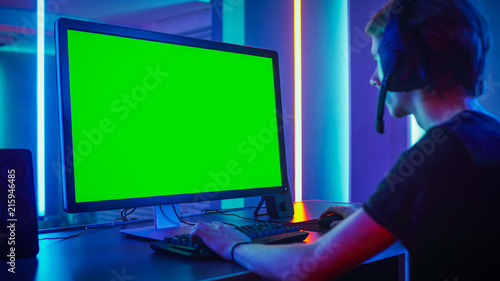 Featured image of post Gaming Room Green Screen / Using green screen in video replaces the background of a video with a digital or virtual background.