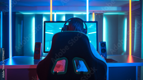 Fotografía Back View of Professional Gamer Playing in First-Person Shooter Online Video Game on His Personal Computer